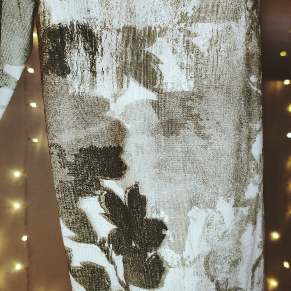 Patterned form fitting leggings - Picture 2 of 2